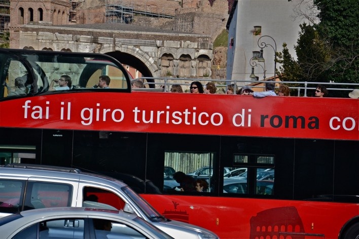 Contrastes, patrimônio edificado e ônibus turístico no centro urbano de Roma<br />Foto Fabio José Martins de Lima 