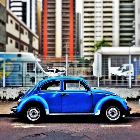Fusca azul sobre azul, série fotográfica “Os fuscas ofuscam”<br />Foto Fernando Mascaro 