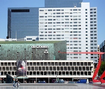 Teatro ‘De Doelen (arq. Kraaijvanger) na Schouwburgplein (arq. Adriaan Geuze), Roterdã<br />Foto Paul Meurs 