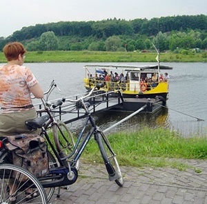 Balsa para bicicletas e pedestres no rio Rheino, Doorwerth<br />Foto Paul Meurs 