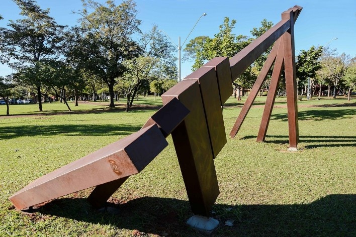 <i>Eixo Paralelo ao da Rotação da Terra</i>, escultura pública de Marco do Valle na Unicamp, novembro de 1987<br />Foto Melissa Vendite 