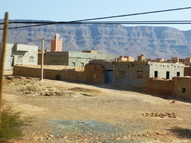 Pequena vila marroquina ao longo da rodovia N9. Construções em estrutura de concreto armado e alvenarias em blocos de concreto abandonam a técnica tradicional<br />Foto Kauê Felipe Paiva 