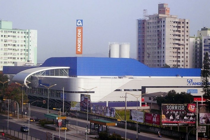 Supermercado Angeloni, Criciúma, 1976-1978 (original) e 2009-2011 (reforma e ampliação). Douglas Piccolo Arquitetura<br />Foto Cinara Piccolo 