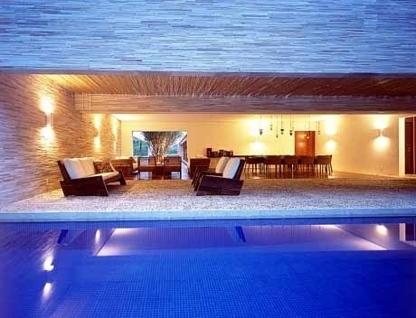 Sala + terraço + piscina com caixilhos totalmente embutidos<br />Foto de Arnaldo Pappalardo 
