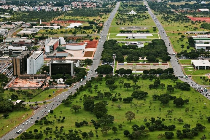 Câmara Legislativa do Distrito Federal, implantação no eixo monumental, Brasília DF, 1989-2007. Projeto Paulista de Arquitetura<br />Foto Nelson Kon 