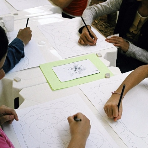 Crianças desenvolvendo seus trabalhos<br />Foto Lana Guimarães 