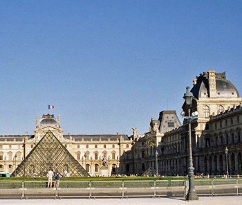 Pirâmide do Louvre, Paris. Elemento identificador de um código de modernidade<br />Foto Ana Paula Spolon 
