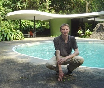 Paul Meurs na Casa de Canoas, de Oscar Niemeyer<br />Foto Paul Diederen, 2005 