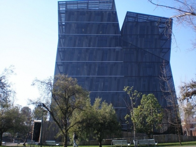 Figura 03. Torres siamesas, vista frontal, PUC de Chile, campus San Joaquín<br />Foto da autora / julho de 2009 