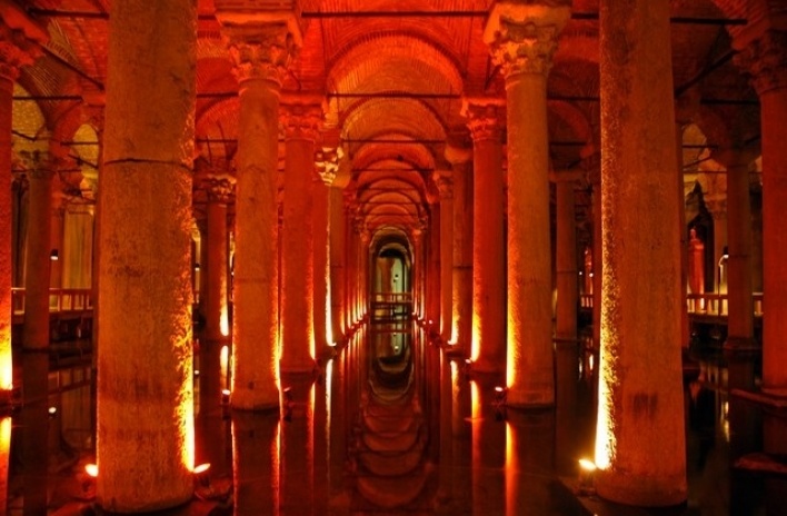Conjunto de columnas subterráneas en la Cisterna Basílica<br />Fotos: Rogério Vilas Boas 
