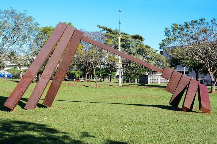 <i>Eixo Paralelo ao da Rotação da Terra</i>, escultura pública de Marco do Valle na Unicamp, novembro de 1987<br />Foto Melissa Vendite 