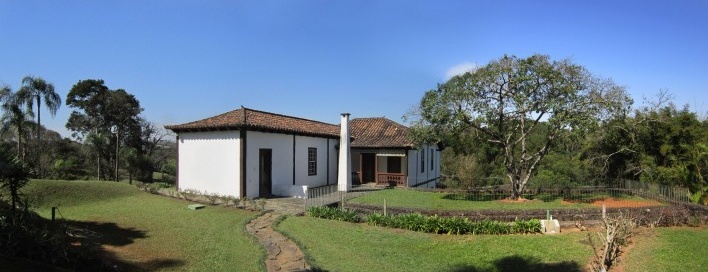 Vista posterior da sede da Fazenda Retirinho reconstruída dentro da Fazenda do Voturuna<br />Foto Vitor Hugo Mori 
