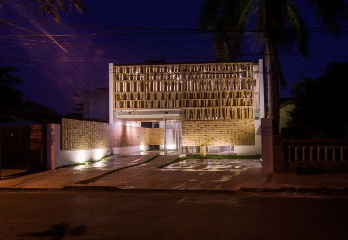 Clínica Médica/Vivienda, Asunción, Paraguay, 2016. Arquitectos Luis Alberto Elgue Sandoval y Cecilia María Alejandra Román Alvarenga / Elgue y Asociados<br />Foto divulgación  [Colección Elgue y Asociados]