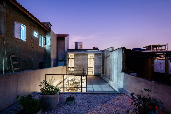 Vila Matilde's House, terrace and bedroom, night shot. Terra e Tuma architects<br />Foto Pedro Kok 