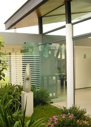 Vista do pátio interno a partir da cozinha – O jardim interno reforça a permeabilidade entre os espaços<br />Imagem dos autores do projeto 