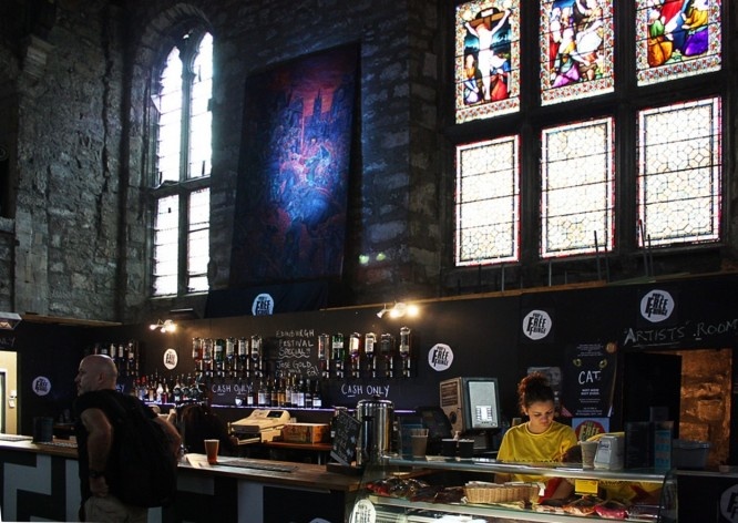 O bar dentro da Tron Kirk, em Edimburgo, Escócia<br />Foto Victor Sena 