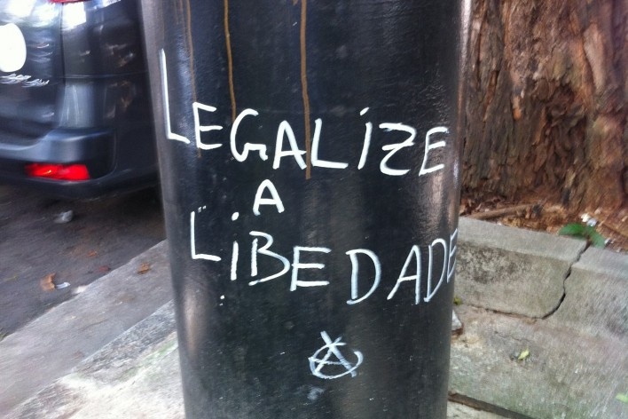 “Legalize a liberdade”, poste na rua Itacolomi, Higienópolis, São Paulo<br />Foto Valdir Zwetsch 