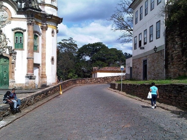 Ao lado da igreja São Francisco de Assis, rua de paralelepípedos ladeada por muros de arrimo<br />Foto Abilio Guerra 