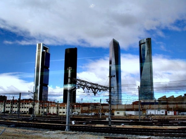 Cuatro Torres Business Area, vistas do trem em movimento, a caminho de Segovia<br />Foto Ana Paula Medeiros 