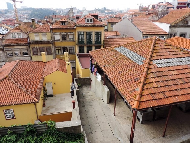 Porto, fundos dos imóveis da rua de Santana, Morro da Sé. Casario reabilitados pelo CRUARB, com instalação de serviços coletivos<br />Foto Andréa da Rosa Sampaio, 2015 