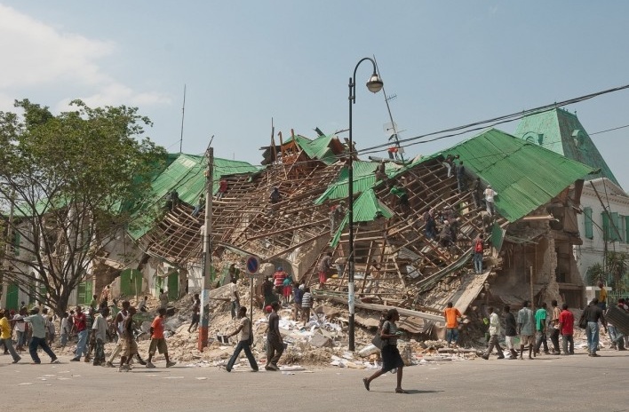 Porto Príncipe, Haiti, 2010. A busca por materiais que possam ajudar na construção de novos abrigos se torna uma atividade perigosa em meio aos escombros<br />Foto Alyson Montrezol 