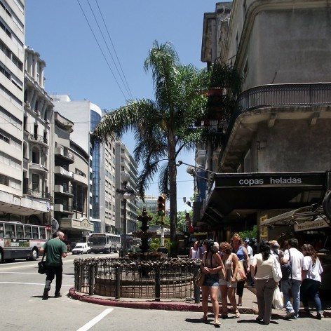 Montevidéu, fonte dos cadeados em avenida movimentada do centro da capital uruguaia<br />Foto Atalie Rodrigues Alves 