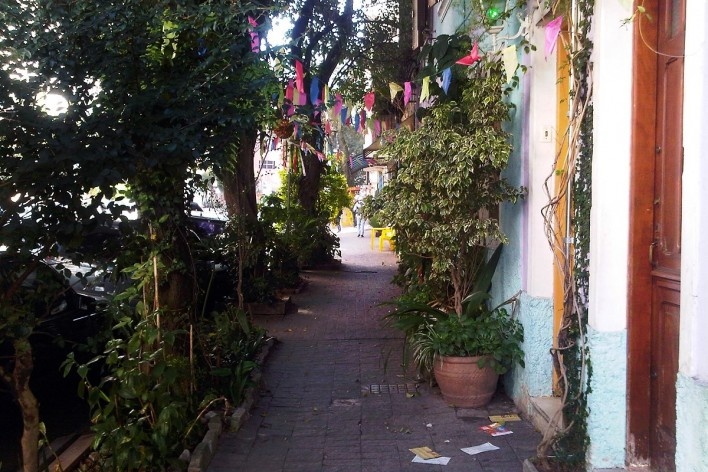Jardim familiar na calçada pública enfeitado para festa junina, Grotão da Bela Vista<br />Foto Abilio Guerra 