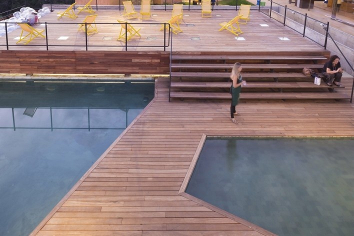 Bar/piscina/galeria, deck da piscina. BCMF arquitetos + MACh arquitetos<br />Foto Gabriel Castro 