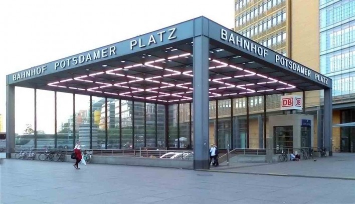 Pórtico de entrada na estação de metrô Potsdamer Platz, ao lado do centro comercial e complexo residencial projetado por Renzo Piano<br />Foto Marcos Sardá Vieira, ago. 2016 