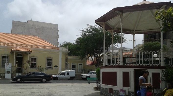 Mindelo, Praça Amílcar Cabral. Coreto e arquitetura do início do século 20<br />Foto Marcela Santana, 2016 