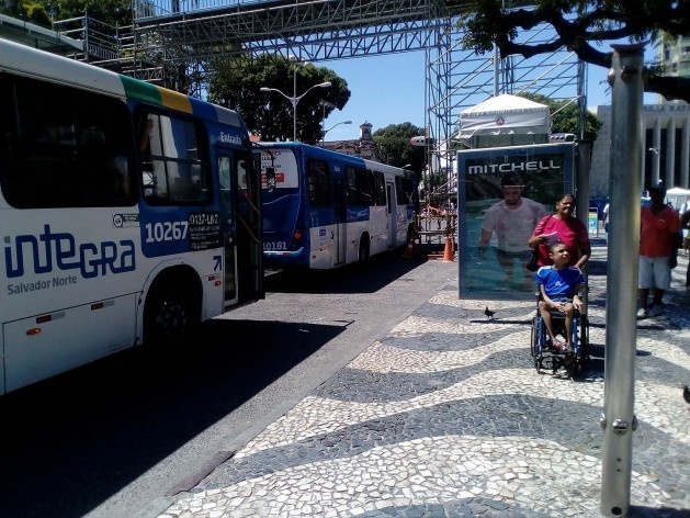 Pontos de ônibus na praça Campo Grande, quase completamente desmontados uma semana antes do carnaval<br />Foto Volha Yermalayeva Franco 