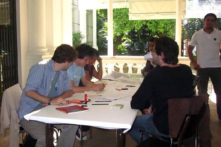 Oficina de desenho urbano MCB, equipe de trabalho, São Paulo, 2011<br />Foto divulgação 