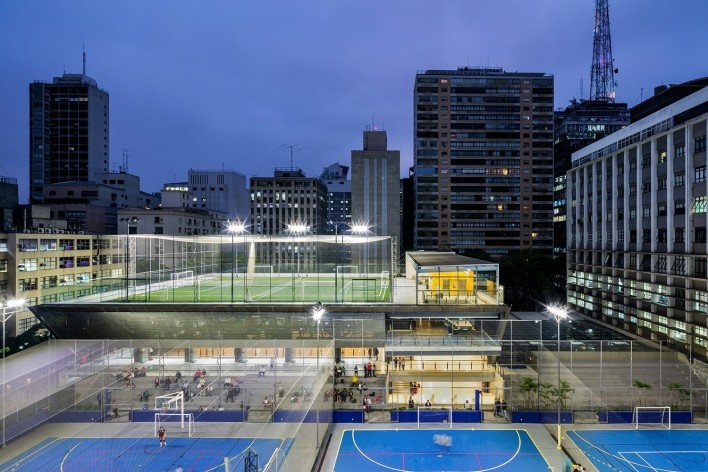 Ginásio colégio São Luis, quadras externas, cena noturna. Urdi arquitetura.<br />Foto Nelson Kon 