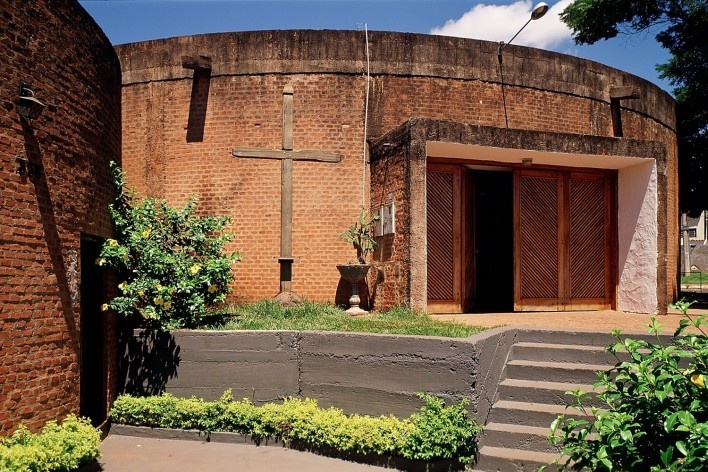 Igreja Espírito Santo do Pinhal, Uberlândia, 1976-1982. Arquiteta Lina Bo Bardi, colaboração de Marcelo Ferraz e André Vainer<br />Foto Nelson Kon 