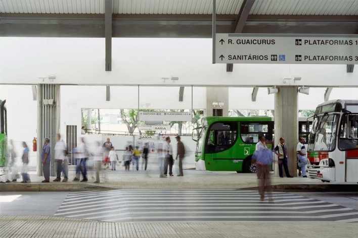 Núcleo de Arquitetura, Terminal de ônibus Lapa, São Paulo, 2003<br />Foto Nelson Kon 