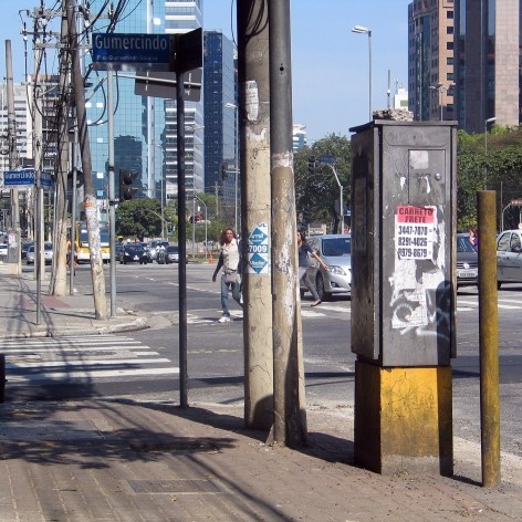 Oficina de desenho urbano MCB, interferências verticais: postes diversos, São Paulo, 2011<br />Foto Abilio Guerra 