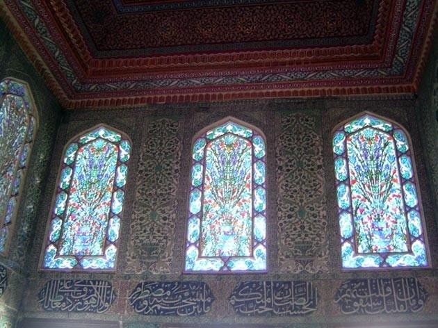 Harém do Palácio Topkapi, alguns vitrais do harém também compõem padrões florais<br />Foto Lu Cury 