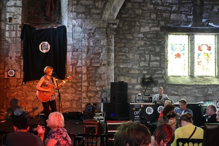 Apresentação musical na Tron Kirk durante o festival Fringe, em Edimburgo, Escócia<br />Foto Victor Sena 