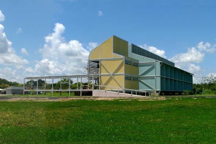 Campus Lagoa do Piau, vista lateral do prédio A, Caratinga MG. Arquiteto Sylvio Emrich de Podestá, 2006<br />Foto divulgação 