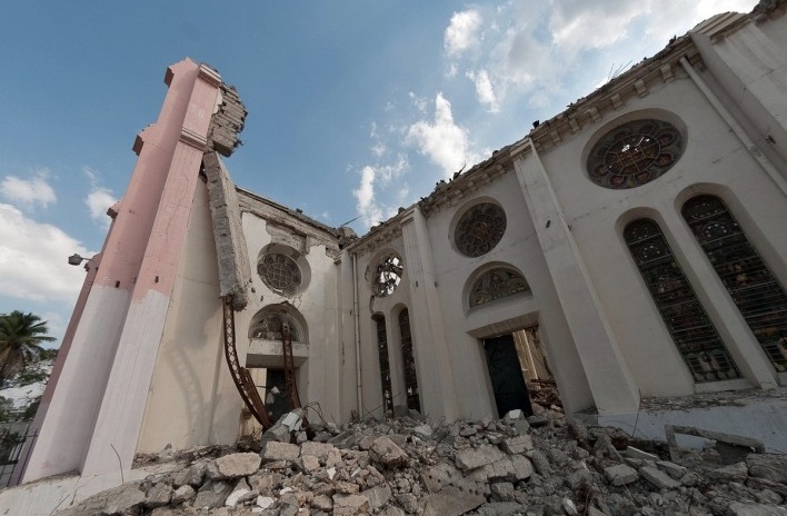 Porto Príncipe, Haiti, 2010. Exterior da Catedral de Nossa Senhora de Assunção após o terremoto<br />Foto Alyson Montrezol 