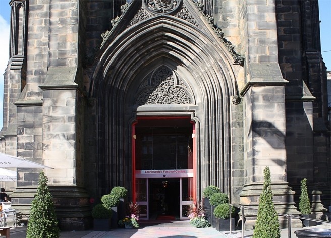 Igreja transformada em centro de informações do festival Fringe, em Edimburgo, Escócia<br />Foto Victor Sena 