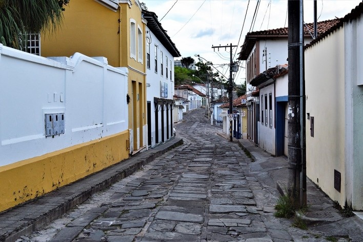 Faixa contínua de lajeado no meio da via pública, denominada capistrana, Diamantina MG, 2014<br />Foto Elio Moroni Filho 