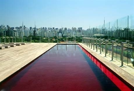 A piscina no terraço<br />Foto Nelson Kon 