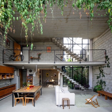 Casa Maracanã, São Paulo, double ceiling height. Terra e Tuma arquitetos associados.<br />Foto Pedro Kok 