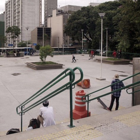 Praça Roosvelt, jovens sentados na escada observando skatistas<br />Foto Maria Cláudia Levy 