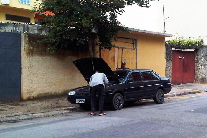 Morador conserta automóvel estacionado na via pública, Grotão da Bela Vista<br />Foto Abilio Guerra 