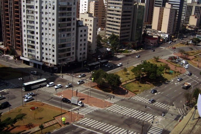 Oficina de desenho urbano MCB, confusão viária da avenida Faria Lima na confluência com a avenida Cidade Jardim, São Paulo, 2011<br />Foto Camila Dias e Gustavo Mascarenhas 
