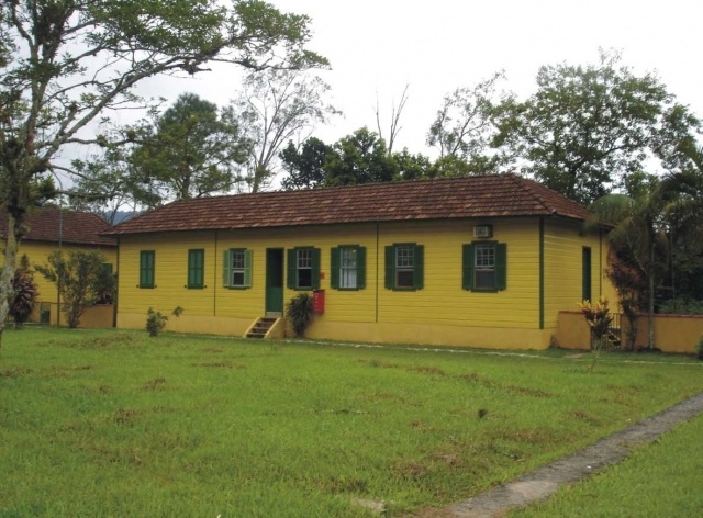 Bertioga, residências da Vila de Itatinga<br />Foto Denise Fernandes Geribello, mar. 2003 