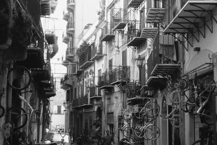 Bicicletas expostas se misturam com os terraços de edifícios no centro de Palermo. Palermo, Itália, agosto 2010<br />Foto Francisco Alves 