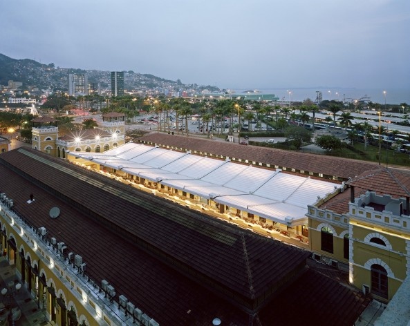 Cobertura do Mercado Público de Florianópolis, 2016. Arquitetos Gustavo Correia Utrabo e Pedro Lass Duschenes<br />Foto Felipe Russo 